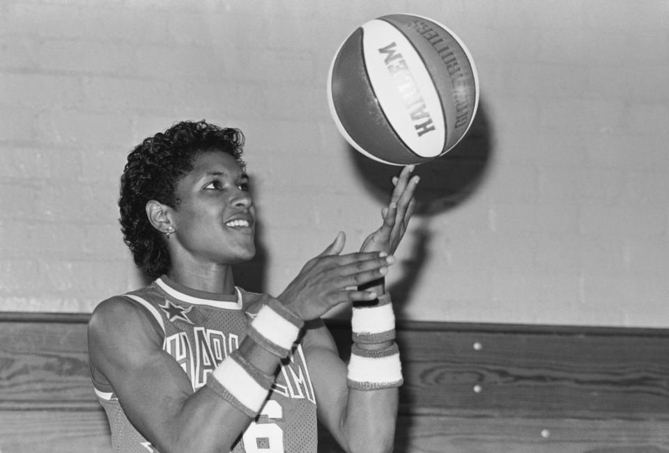 Lynette Woodard, pictured in her Harlem Globetrotters uniform. (Bettmann Archives/Getty Images)