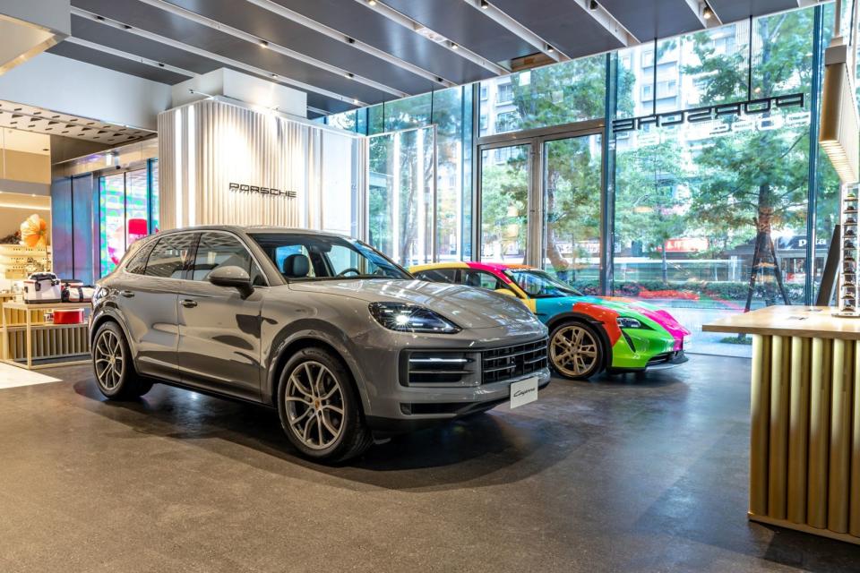 Porsche NOW 全新型態概念店以開放、互動感十足的空間規劃將台灣文化與現代奢華美學完美融合。空間更定期更換展示車款，呈現保時捷車型的獨特背景和故事。