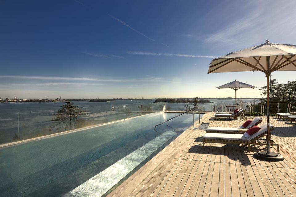 <p>Avez-vous déjà séjourné sur une île privée dans la lagune de Venise ? C’est le moment de succomber à ce vaste hôtel 5 étoiles ! Quatre restaurants, une église du XIXe siècle, un spa et même un rooftop avec piscine… Le rêve à 15 minutes de la place Saint-Marc en bateau-navette !<br> <b>Pour qui ? Les âmes d’exception</b><br><b>Plus d'informations sur <a href="https://www.marriott.com/hotels/travel/vcejw-jw-marriott-venice-resort-and-spa/" rel="nofollow noopener" target="_blank" data-ylk="slk:JW Marriott Venice Resort & Spa;elm:context_link;itc:0;sec:content-canvas" class="link ">JW Marriott Venice Resort & Spa</a></b></p><br><a href="http://logc279.xiti.com/go.url?xts=517469&xtor=AL-78-[weekendrom]--[lien]-[venise]-[]&url=http://www.booking.com/hotel/it/jw-marriott-venice-resort-amp-spa.en-gb.html" rel="nofollow noopener" target="_blank" data-ylk="slk:On réserve;elm:context_link;itc:0;sec:content-canvas" class="link ">On réserve</a>