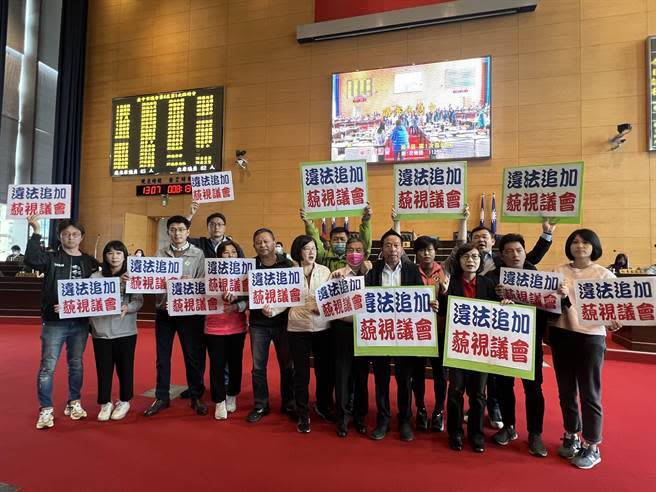 台中市議會民進黨團反對市府追加購物節3.5億元經費，舉牌要求退回。(林欣儀攝)