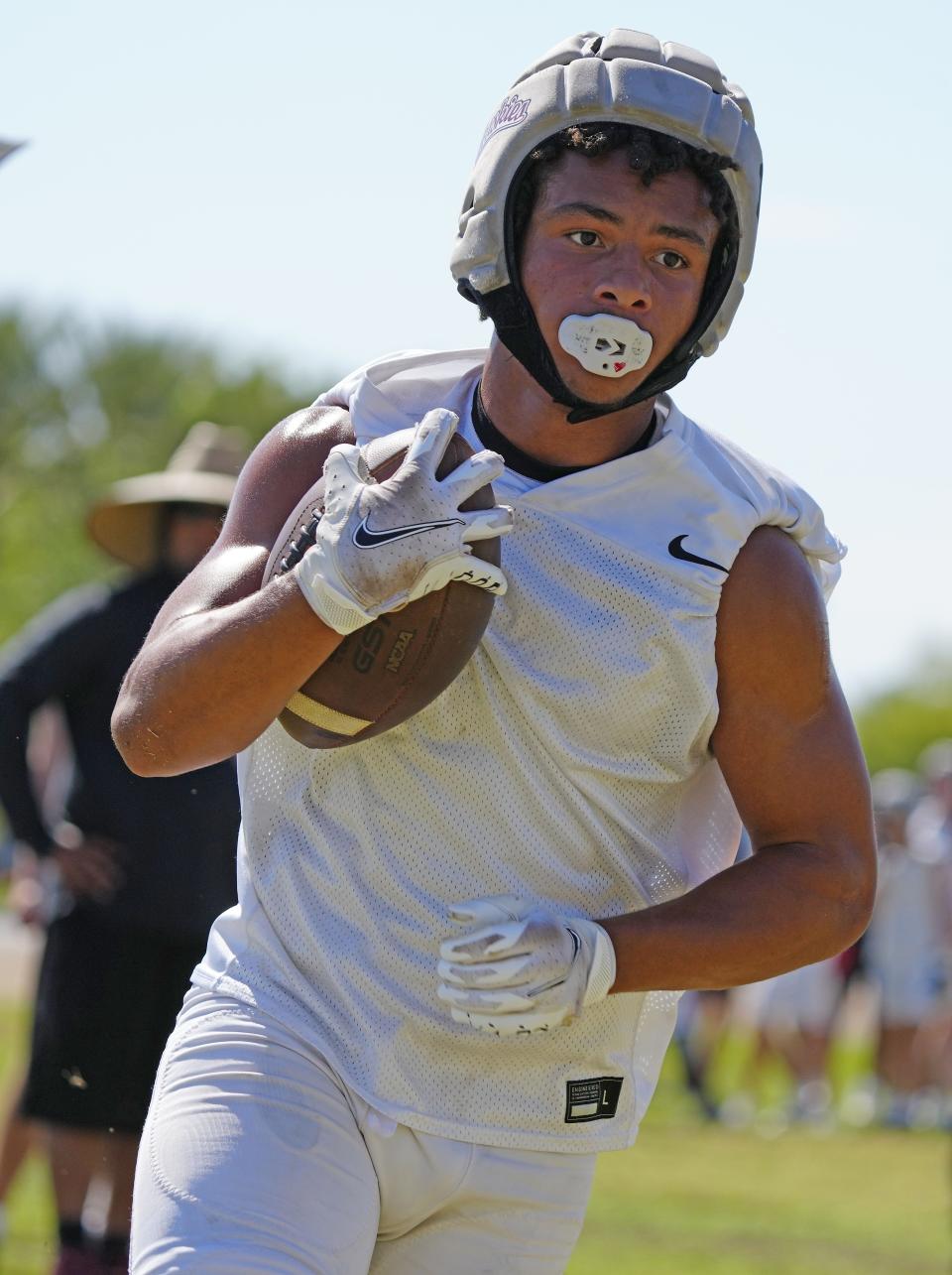 Hamilton running back Breylon Blount runs in a drill during spring football practice at Hamilton High School in Chandler on May 16, 2023.