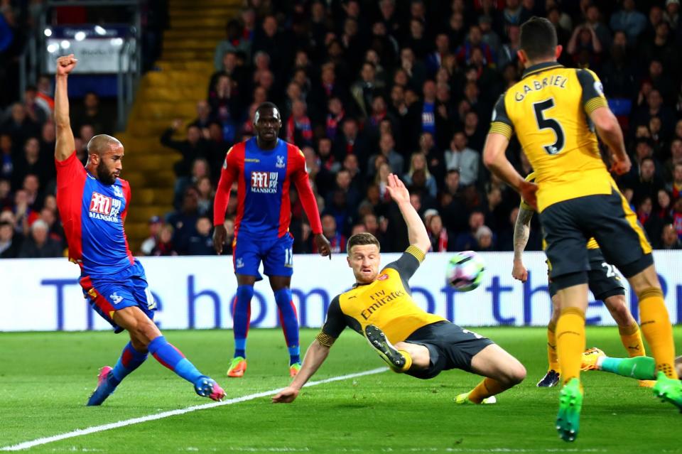 <p>Andros Townsend makes it 1-0 to Palace</p>