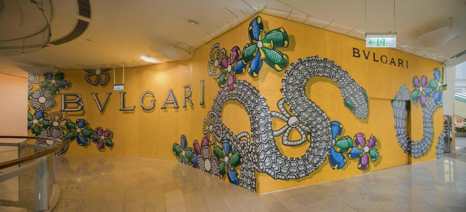  位於台北101 3 樓寶格麗的改裝外牆，特地邀來義大利潮流藝術家Luca Maleonte親自手繪。（寶格麗提供）