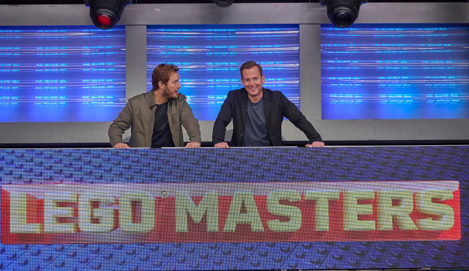 LEGO MASTERS:  la estrella invitada Chris Pratt y el presentador Will Arnett en LEGO MASTERS: SNEAK PEEK: JURASSIC WORLD emitido el domingo 5 de junio por FOX en Estados Unidos. (Foto de FOX a través de Getty Images)