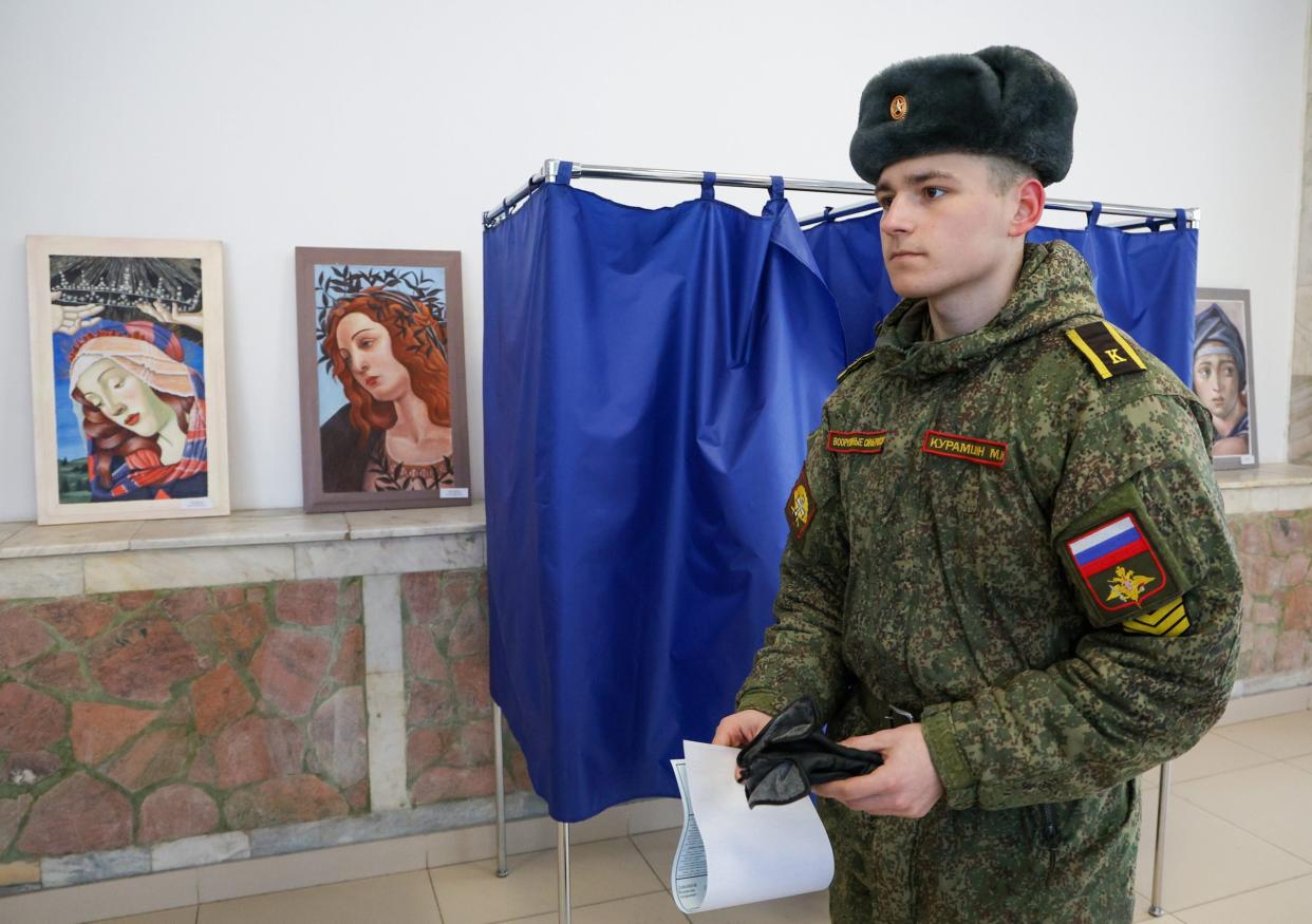  Kadett einer Panzermilitärschule bei den russischen Präsidentschaftswahlen 2024.  - Copyright: picture alliance/dpa/TASS | Yegor Aleyev