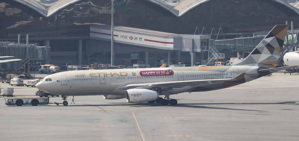 <p>Platz 6. Etihad: Abu Dhabi (AUH) – Los Angeles (LAX); Flugdauer: 17 Stunden; Distanz: 13.502,39 km; Flugzeug: Boeing 777-200LR </p>