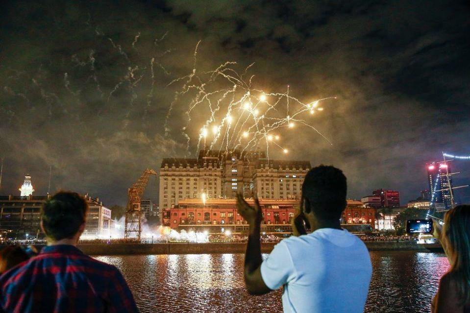 Fuegos artificiales amarillos en  Puerto Madero 