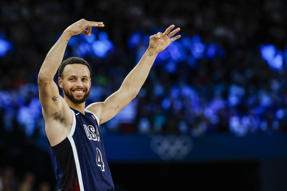 PARIS, PRANCIS - 10 AGUSTUS: Stephen Curry dari Amerika Serikat memberi isyarat selama Pertandingan Medali Emas Bola Basket Putra antara Prancis dan Amerika Serikat di Bercy Arena selama Olimpiade Paris 2024 pada 10 Agustus 2024 di Paris, Prancis. (Foto Oleh Manu Reino/Europa Press via Getty Images)