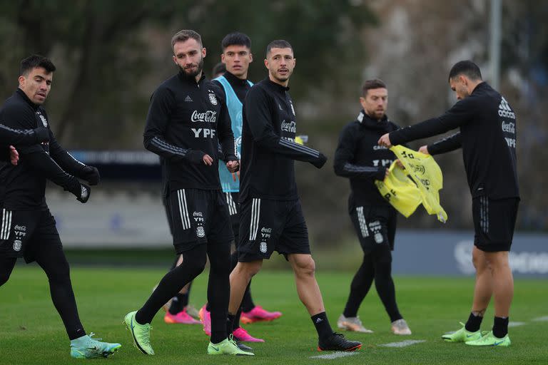 La selección intensificó los entrenamientos en Ezeiza, antes de regresar a Brasil