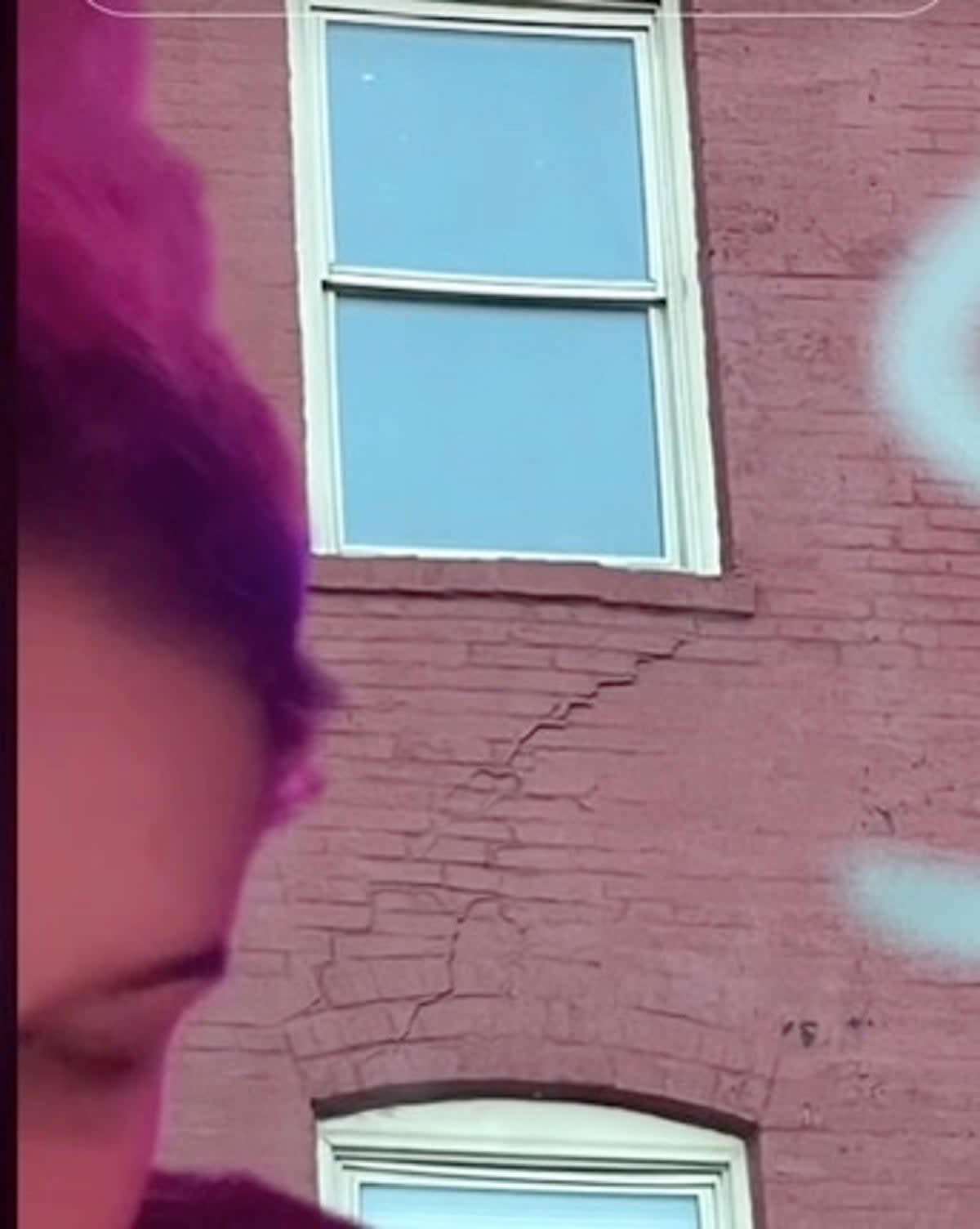 The crack as seen from the outside of the building (TikTok)