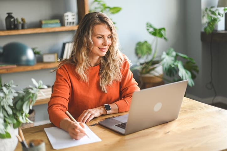 <div class="inline-image__caption"><div class="inline-image__caption"><p>"mature adult woman working at home"</p></div></div> <div class="inline-image__credit">elenaleonova</div>