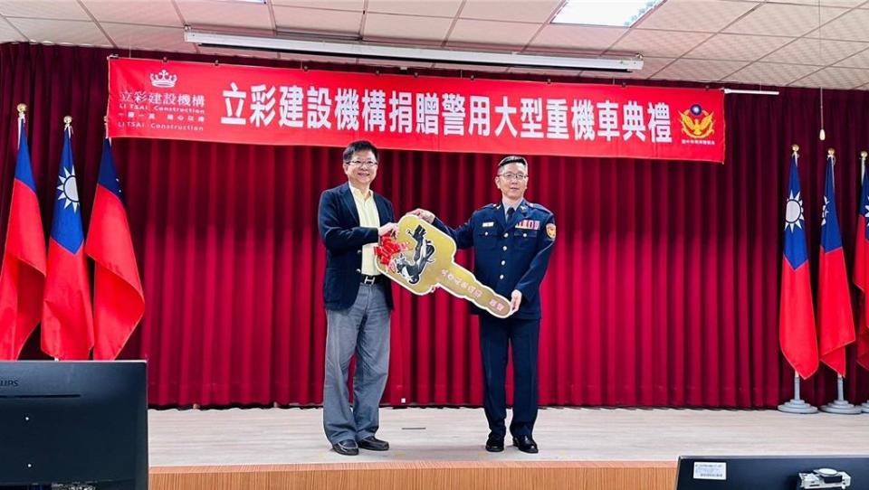 立彩建設總經理李俊廷（左）捐贈2輛黃牌重機，由霧峰分局長陳祥麟代表接受。圖／立彩提供