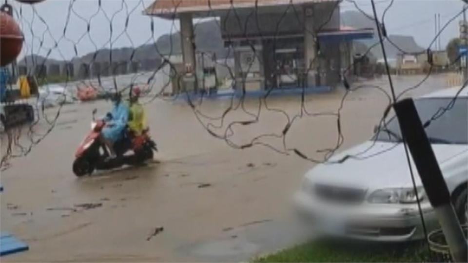 蘭嶼風雨漸增　椰油村道路成泥流小溪