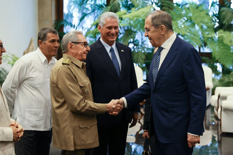 El ministro ruso de Relaciones Exteriores, Serguei Lavrov, junto a Raúl Castro y el presidente cubano, Miguel Díaz-Canel, en La Habana