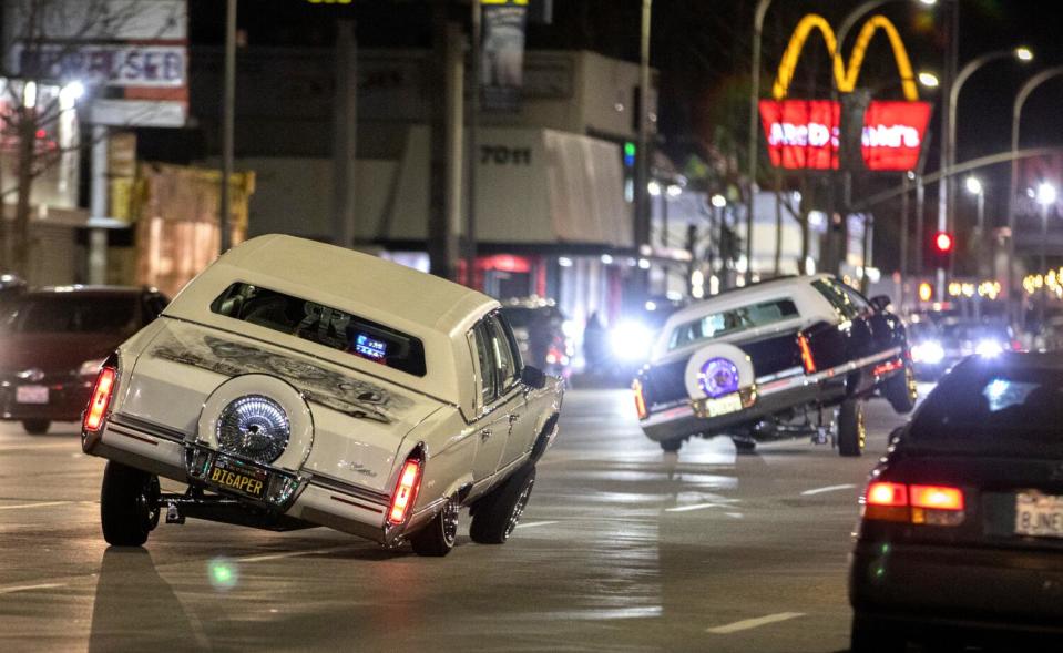 Los lowriders ofrecen un espectáculo en febrero de 2021 en Van Nuys.