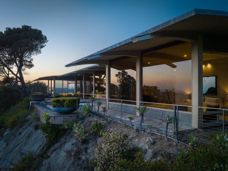 The Harry Gesner ‘Wave House’ in Beverly Hills is available for rent. (Eleanor Amari/DADA Goldberg)