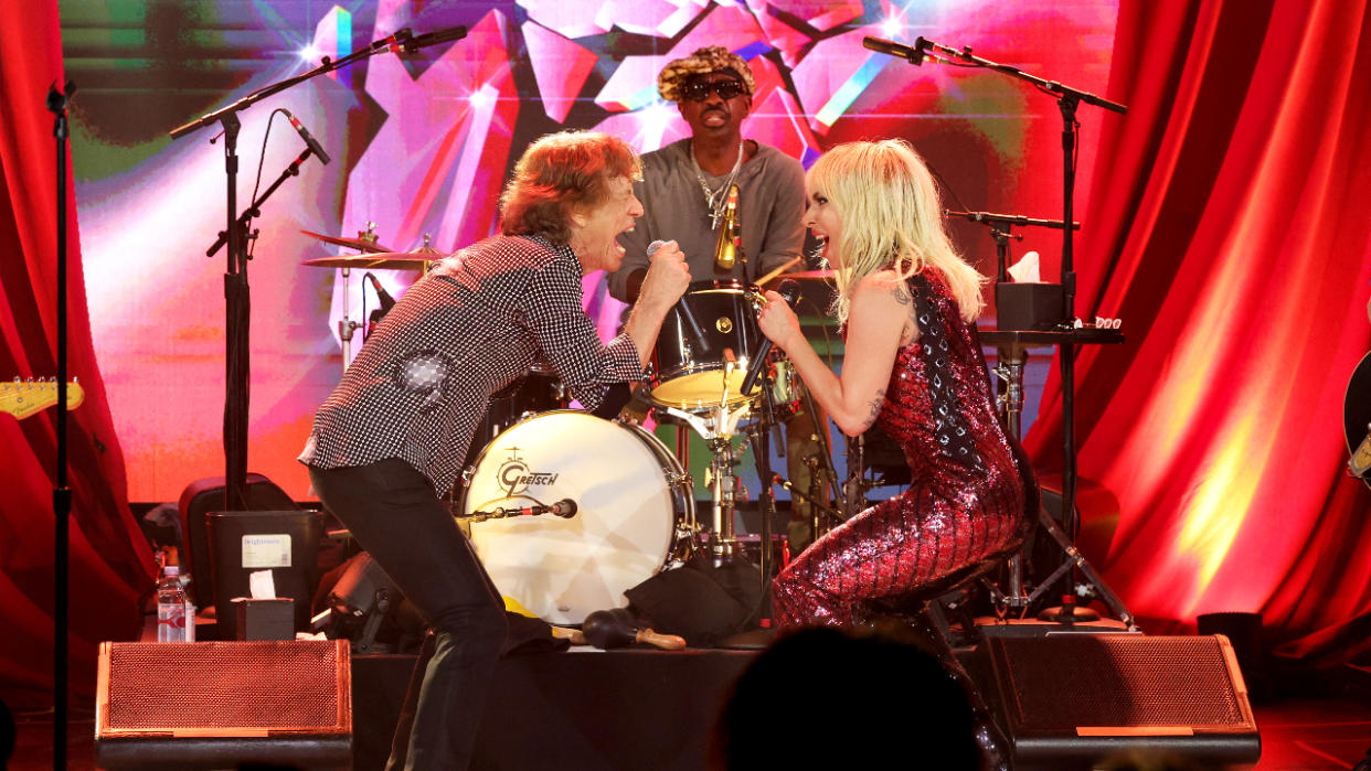  Mick Jagger and Lady Gaga sing together. 