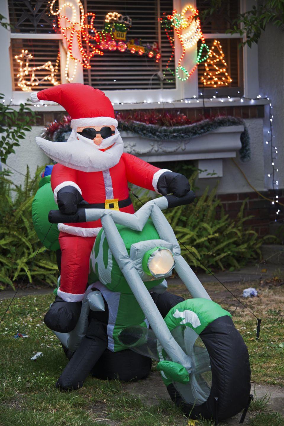 Inflatable lawn decorations