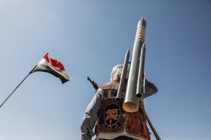 Armed rebels of the Iran-backed Houthi militia take part in a demonstration against the USA and Israel, amid growing tensions between the USA and the Houthis following the latter's several operations in the Red Sea. Osamah Yahya/dpa