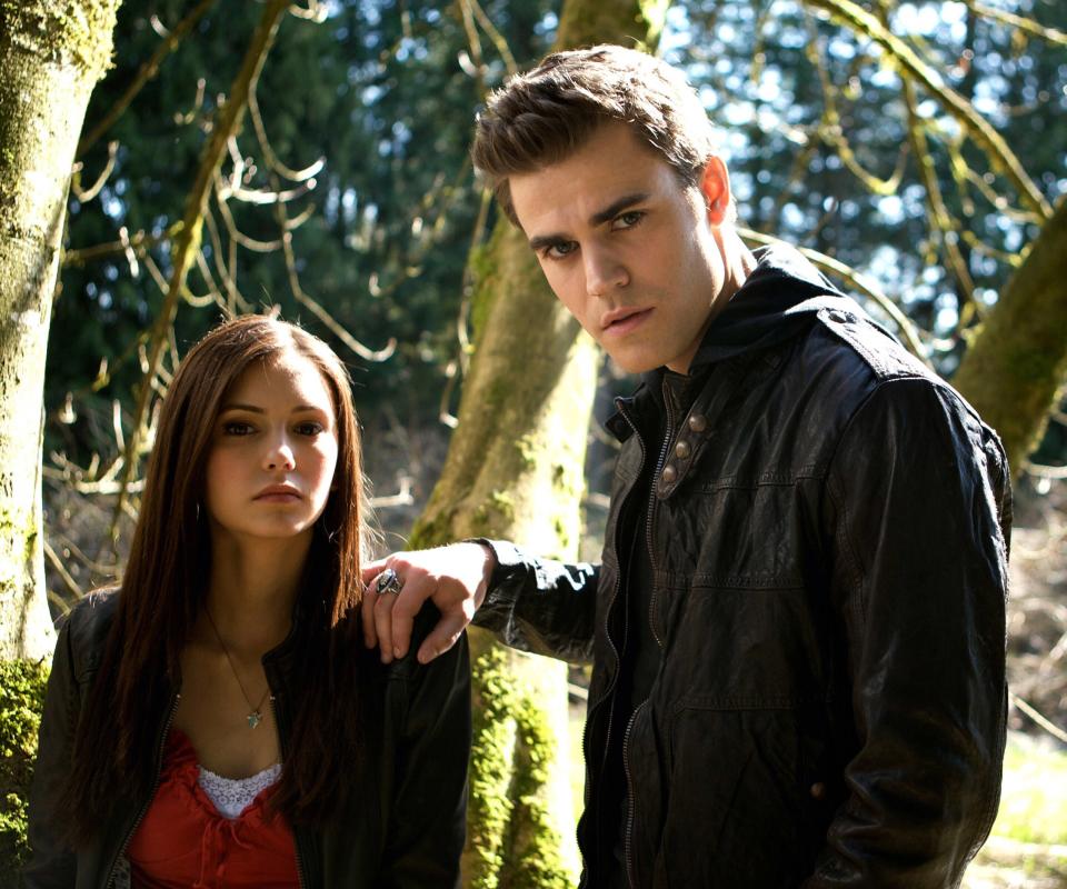 Paul and Nina as Stefan and Elena in the pilot