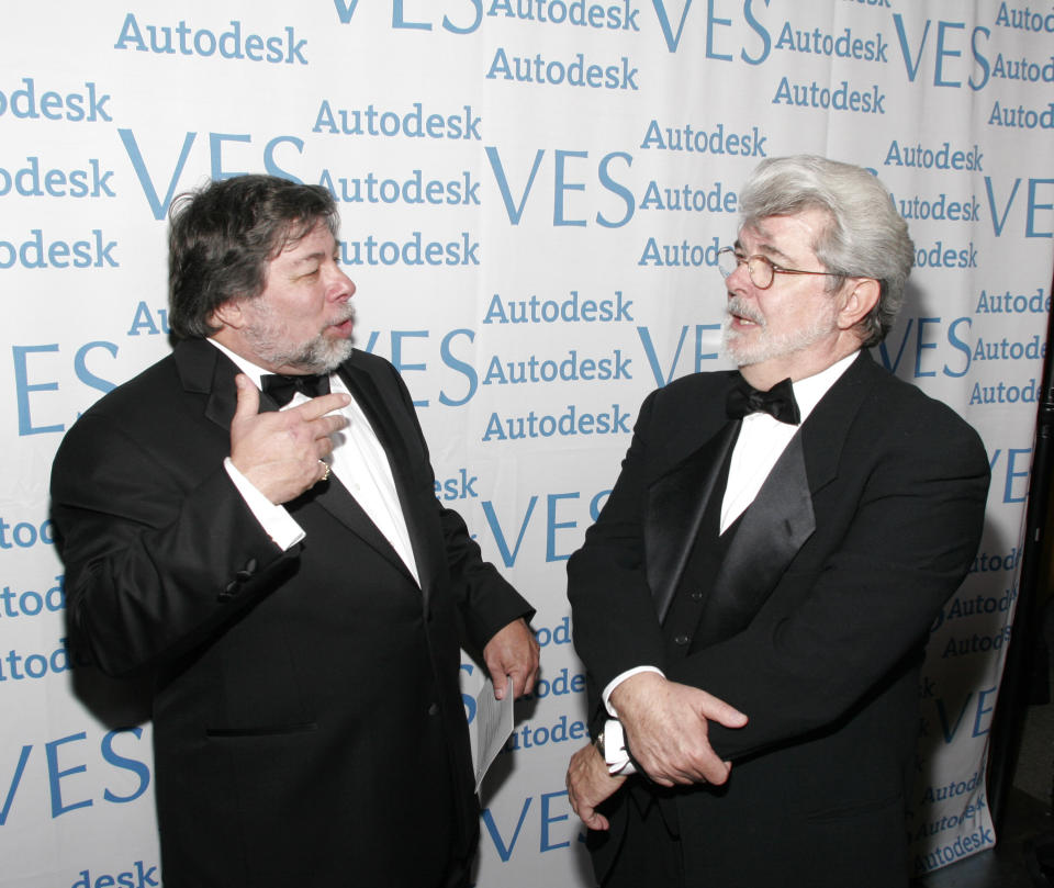 <p>Steve Wozniak y George Lucas conversan en la quinta edición anual de los premios VES en el Kodak Theatre de Hollywood, CA, Estados Unidos. (Photo by Paul Redmond/WireImage)</p> 