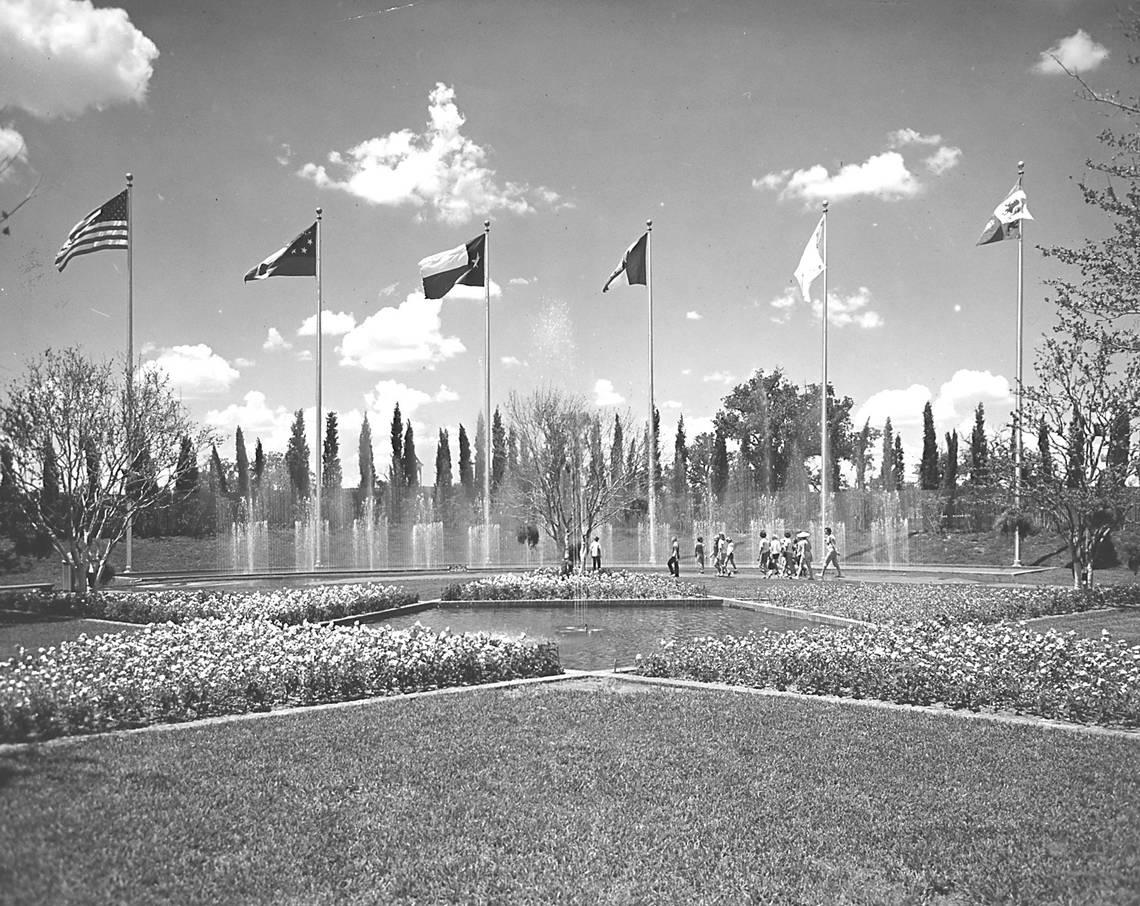 1963: The Dancing Waters fountains in the entry thoroughfare to Six Flags Over Texas