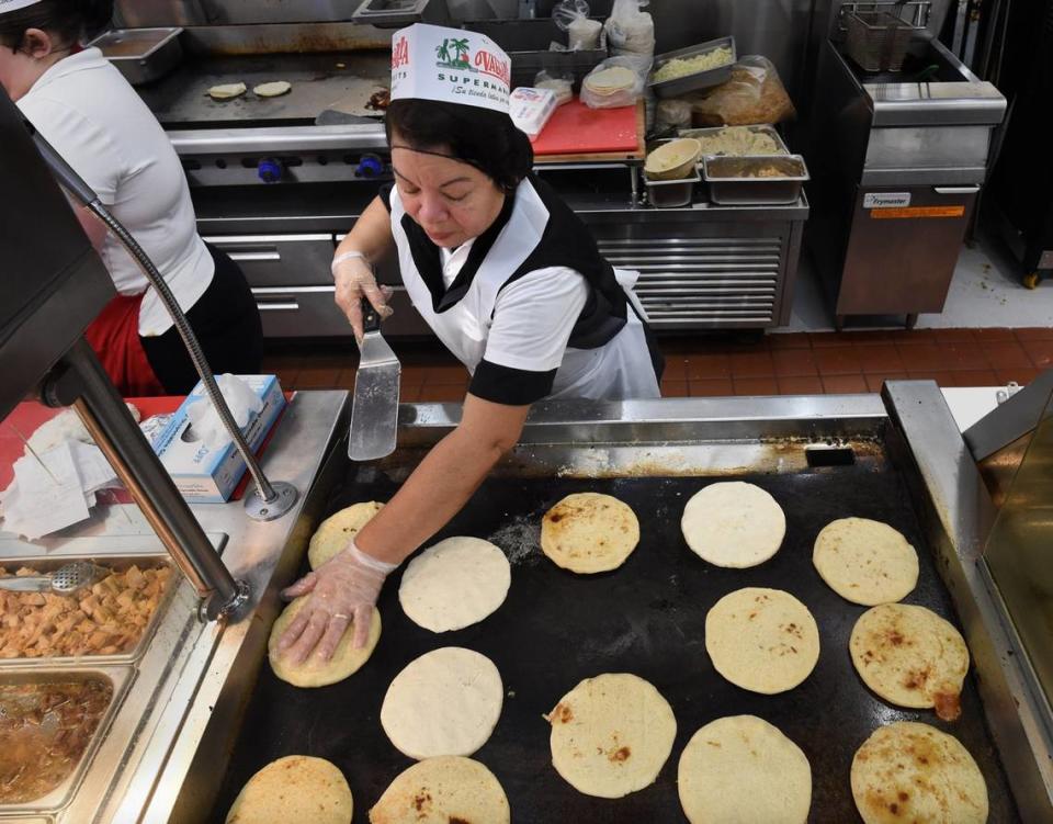 Cira Campos calienta tortillas hechas desde cero en la Taquería de Vallarta Supermarket en Fresno, California, en noviembre de 2016.