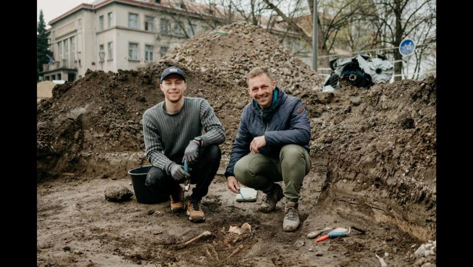 El estacionamiento estaba hecho de guijarros de piedra, de acuerdo con los arqueólogos. University of Trnava