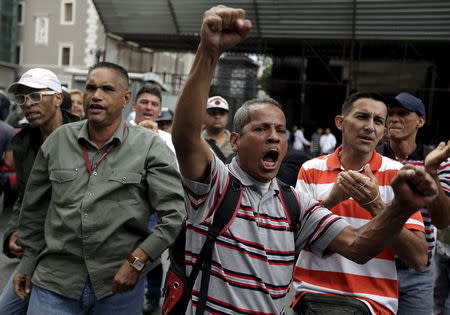 Supporters of Venezuela's President Nicolas Maduro gesture and shout slogans against supporters of jailed Venezuelan opposition leader Leopoldo Lopez outside the National Electoral Council (CNE) offices in Caracas, June 16, 2015. REUTERS/Jorge Dan Lopez