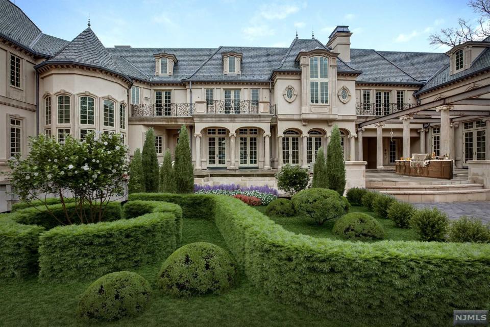 Just look at that gorgeous house. (SIGNATURE REALTY NJ)