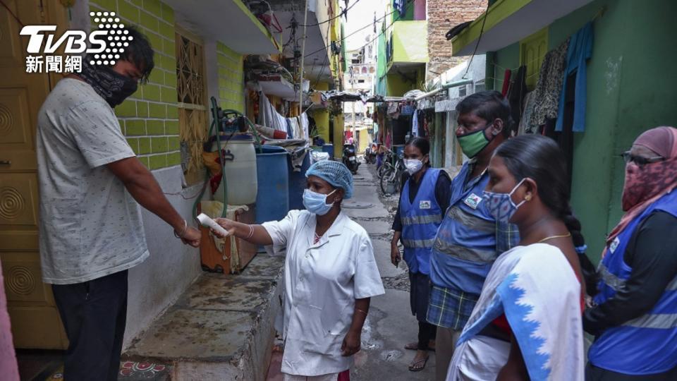 印度醫護人員展開社區檢測作業，填補防疫空缺（圖／達志影像美聯社）
