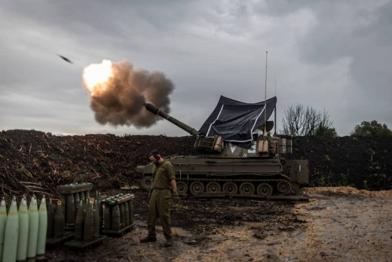 Israelis artillery soldiers fire a mobile howitzer in the north of Israel, near the border with Lebanon. Ilia Yefimovich/dpa