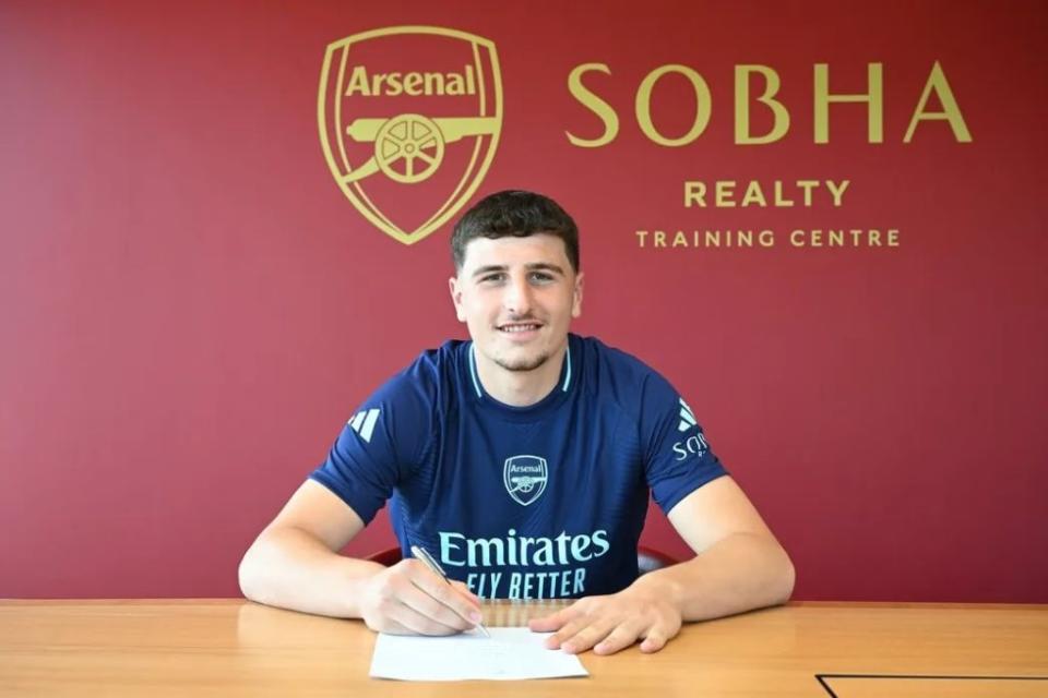 Maldini Kacurri signs his contract with Arsenal (Photo via Arsenal.com)