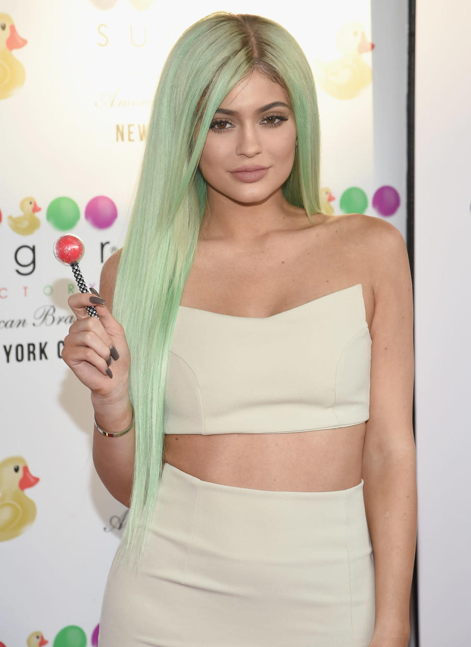 Toujours à la pointe des tendances, Kylie Jenner a aussi testé la coloration pastel. Cette teinte, peu agressive, permet ainsi d’éviter l’effet too much.  