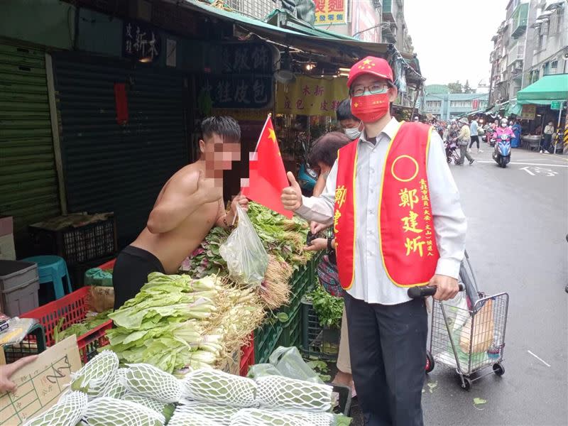 鄭建炘掃街拜票涉發放走路工遭約談。（圖／翻攝自鄭建炘臉書）