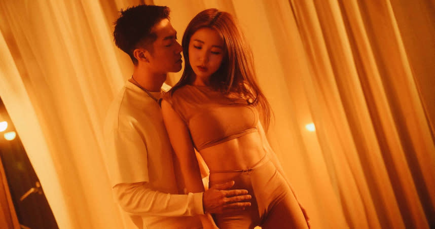 郭書瑤推出新歌〈膚淺〉，MV中與CuHighBoy陳信維有火辣的閨房雙人舞。（圖／星星相藝提供）