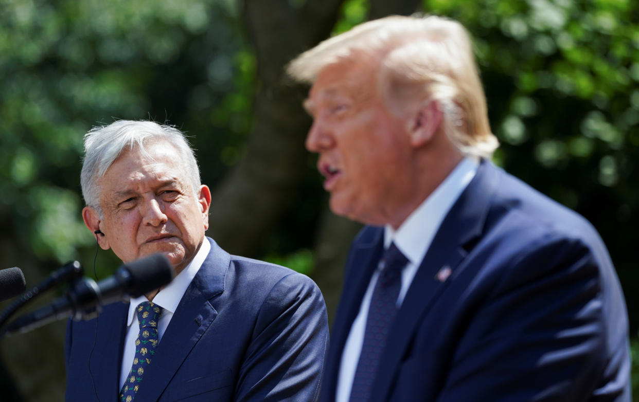 El presidente de México, Andrés Manuel López Obrador (AMLO) y el expresidente de EEUU, Donald Trump, en una foto de archivo tomada en la Casa Blanca en Julio de 2020 | REUTERS/Kevin Lamarque