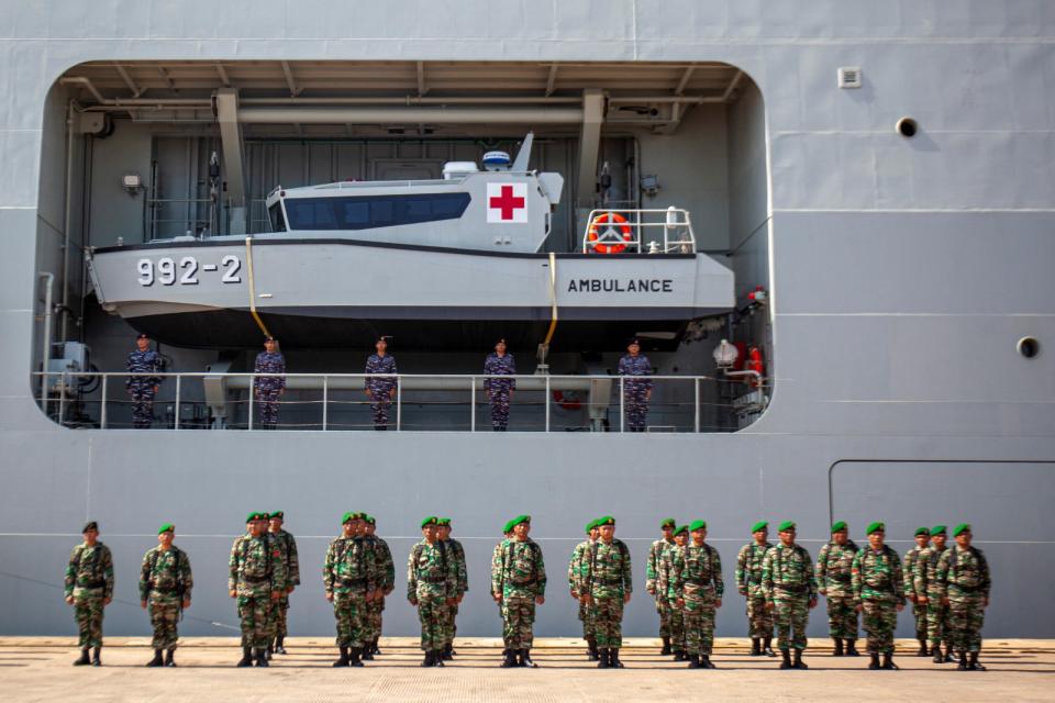 印尼軍人19日在印尼巴淡島巴度安巴港口參加聯合軍演。路透社