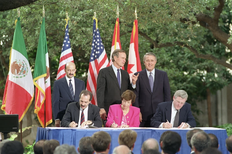 Imagen de la firma del TLCAN en 1988 en la que aparece el expresidente de México, Carlos Salinas de Gortari (primero de pie a la izquierda). Foto: Getty Images.
