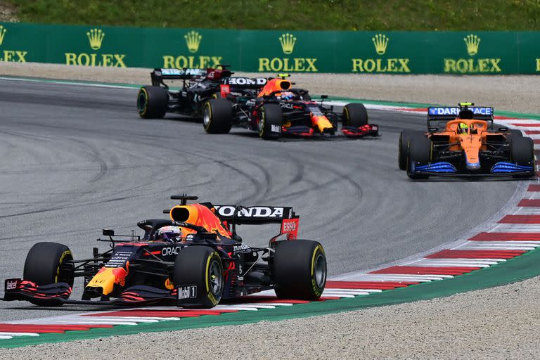 Max Verstappen adelante en el GP de Austria, seguido por Lando Norris