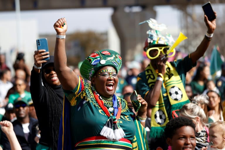 Un fan Springboks își ia rămas bun de la echipa Cupei Mondiale de rugby de pe aeroportul din Johannesburg înainte de a pleca spre Londra pe 12 august 2023 (Phill Magakoe)