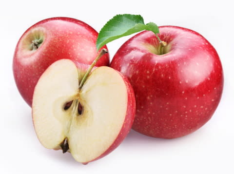 <b>Äpfel</b> <br> <br> „One apple a day keeps the doctor away“ – die englische Redewendung besagt, dass ein Apfel pro Tag gesund hält. Und tatsächlich: In Äpfeln ist der Ballaststoff Pektin enthalten. Das hilft dem Körper Giftstoffe zu neutralisieren, Gallensäure zu binden und Cholesterin abzubauen. Außerdem versorgen uns Äpfel mit Vitamin C und Kalium, das ist wichtig für das Immunsystem sowie Nerven und Muskeln. Essen Sie Äpfel möglichst immer mit der Schale, denn in der stecken die meisten Vitamine.