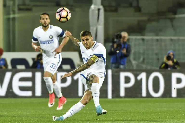 Inter Milan's Mauro Icardi (C) kicks the ball during their match against Fiorentina on April 22, 2017 at Florence's "Artemio Franchi" communal stadium