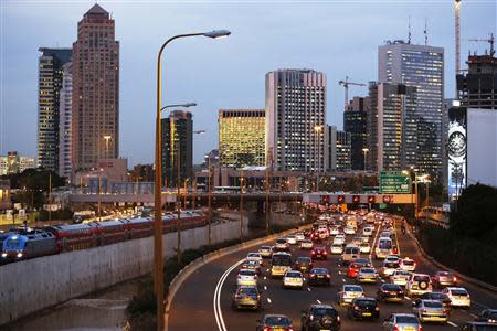 Vehicles drive on a highway in the central Israeli city of Tel Aviv December 17, 2013. REUTERS/Amir Cohen