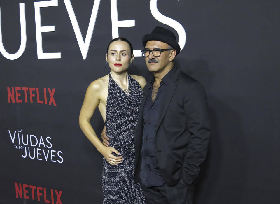 Los actores Zuria Vega, izquierda, y Gerardo Trejoluna posan en la alfombra roja de la serie de Netflix "Las viudas de los jueves" en la Ciudad de México el martes 5 de septiembre de 2023. (Foto AP/Berenice Bautista)