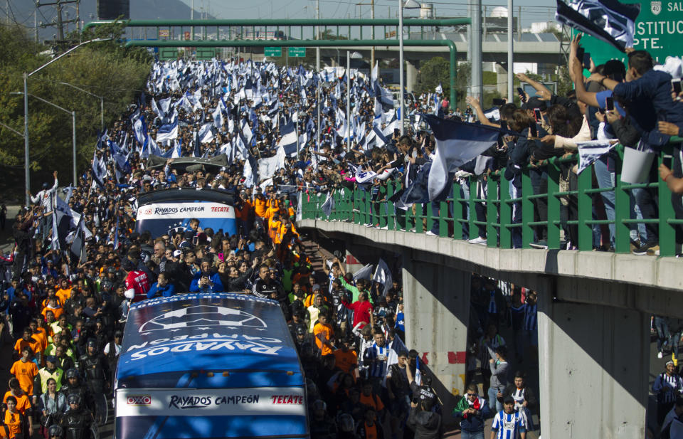 MONTERREY, NUEVO LEÓN, 30DICIEMBRE2019.- Aficionados de los Rayados del Monterrey asisten al desfile por avenidas de la ciudad en apoyo a su equipo. Jugadores Rayados celebran el campeonato, apertura 2019. FOTO: GABRIELA PÉREZ MONTIEL /CUARTOSCURO.COM