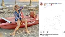 Le immagini postate su Instagram dalla conduttrice che a 63 anni sfoggia un fisico da urlo.