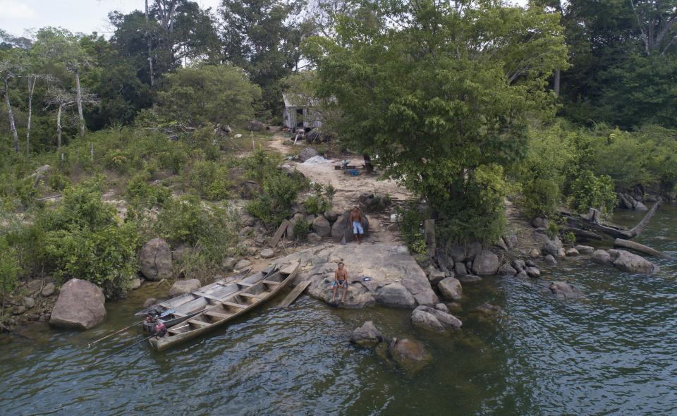 El pescador Ginoca Trindade se sienta ante el cobertizo en el que vive a la orilla del río Xingu, cerca de la presa hidroeléctrica de Belo Monte, en Altamira, en el estado brasileño de Para, el viernes 6 de septiembre de 2019. (AP Foto/Andre Penner)