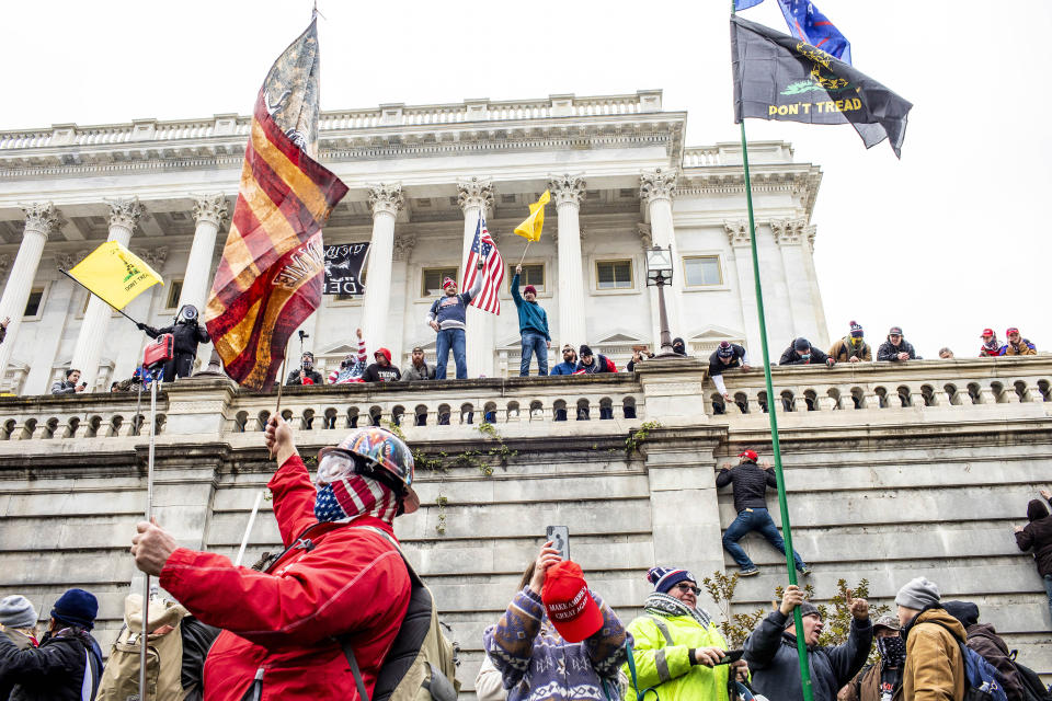 Manifestantes frente al Capitolio estadounidense el día que los seguidores del expresidente Donald Trump se arremolinaron dentro del edificio en Washington, el 6 de enero de 2021. (Jason Andrew/The New York Times)