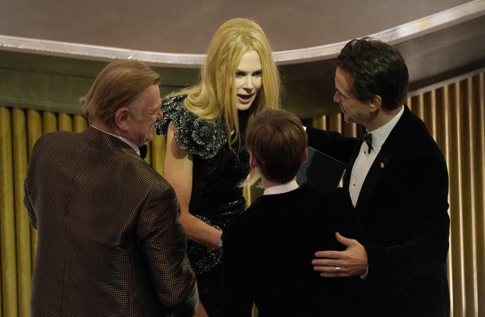 Brendan Gleeson, de izquierda a derecha, Nicole Kidman, Henry Tadeusz Farrell y Colin Farrell entre el público en los Oscar el domingo 12 de marzo de 2023 en el Teatro Dolby en Los Angeles.(Foto AP/Chris Pizzello)